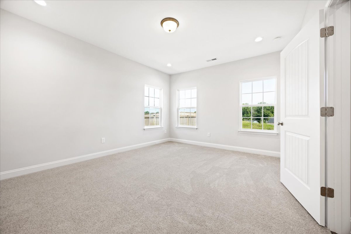 https://assets.windsorhomes.us/img/VR_lot89_Pinehurst_elvB_1811_Parham_Drive_primary_bedroom_2.jpg