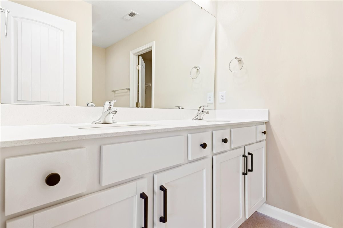 https://assets.windsorhomes.us/img/VS_lot29_Indiana_4019_Winding_Vine_Ln_primary_bath.jpg