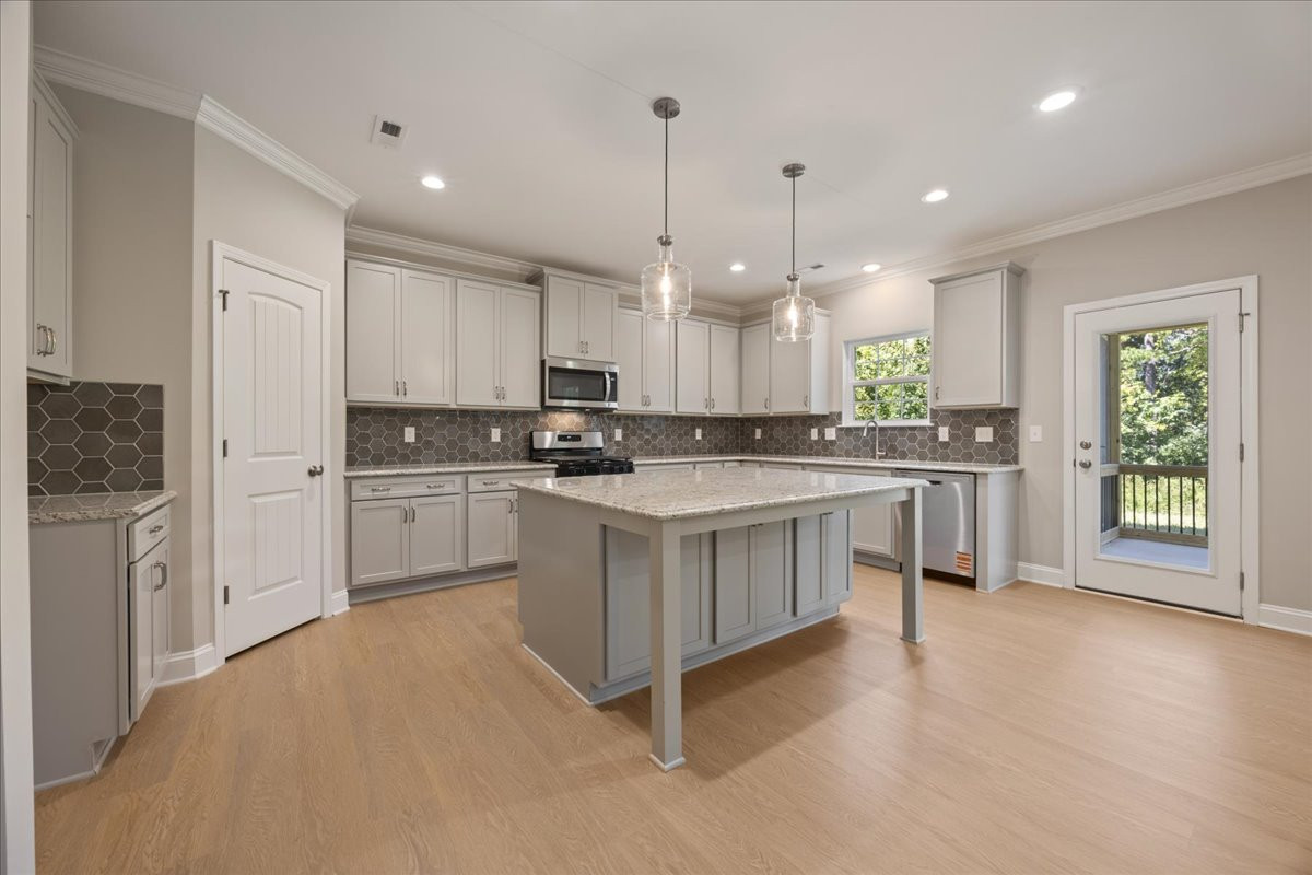 https://assets.windsorhomes.us/img/WP_lot33_Cameron_elvC_3199_Riley_Ford_Tr_kitchen_3.jpg