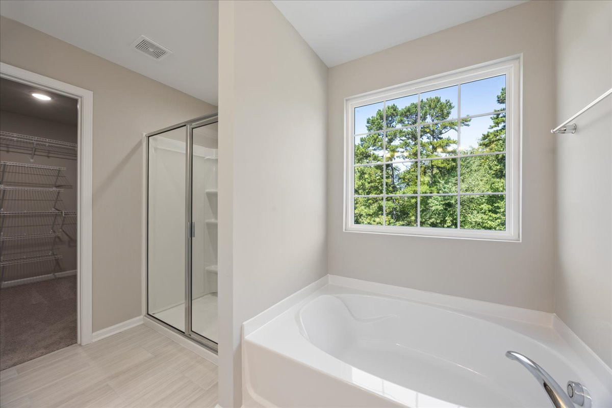 https://assets.windsorhomes.us/img/WP_lot33_Cameron_elvC_3199_Riley_Ford_Tr_primary_bath_tub_shower.jpg