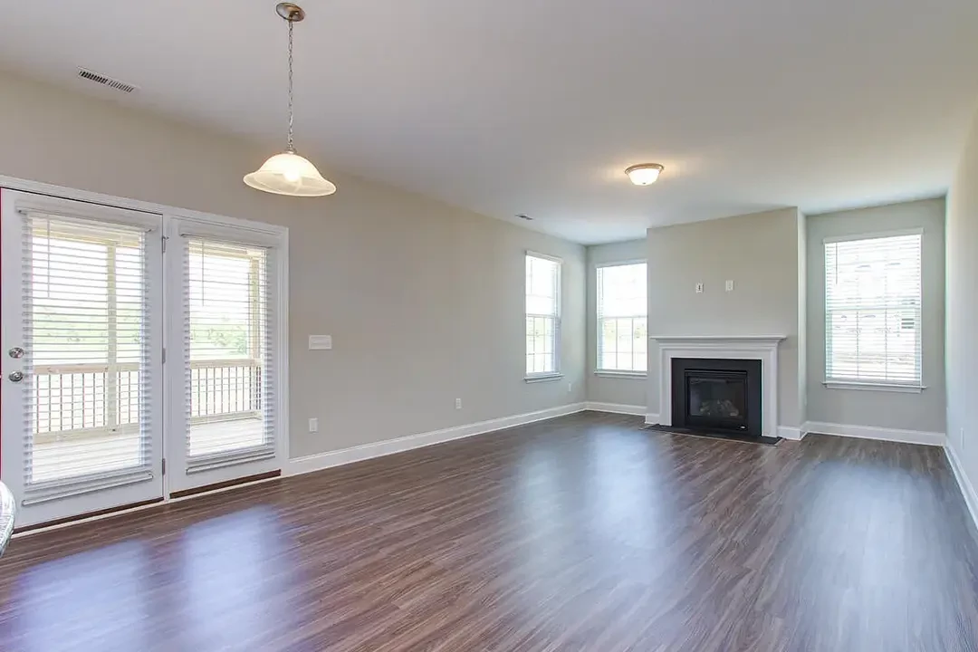 https://assets.windsorhomes.us/img/cameron_a_LC56_325_harbour_view_drive_great_rm.webp