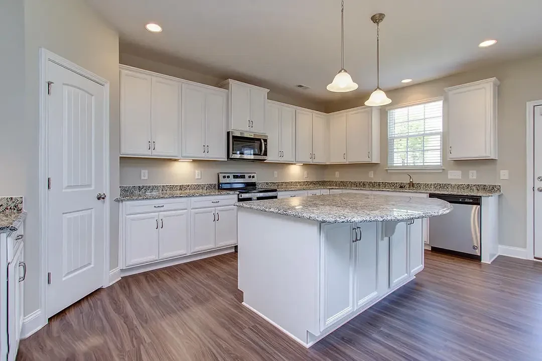 https://assets.windsorhomes.us/img/cameron_a_LC56_325_harbour_view_drive_kitchen2.webp