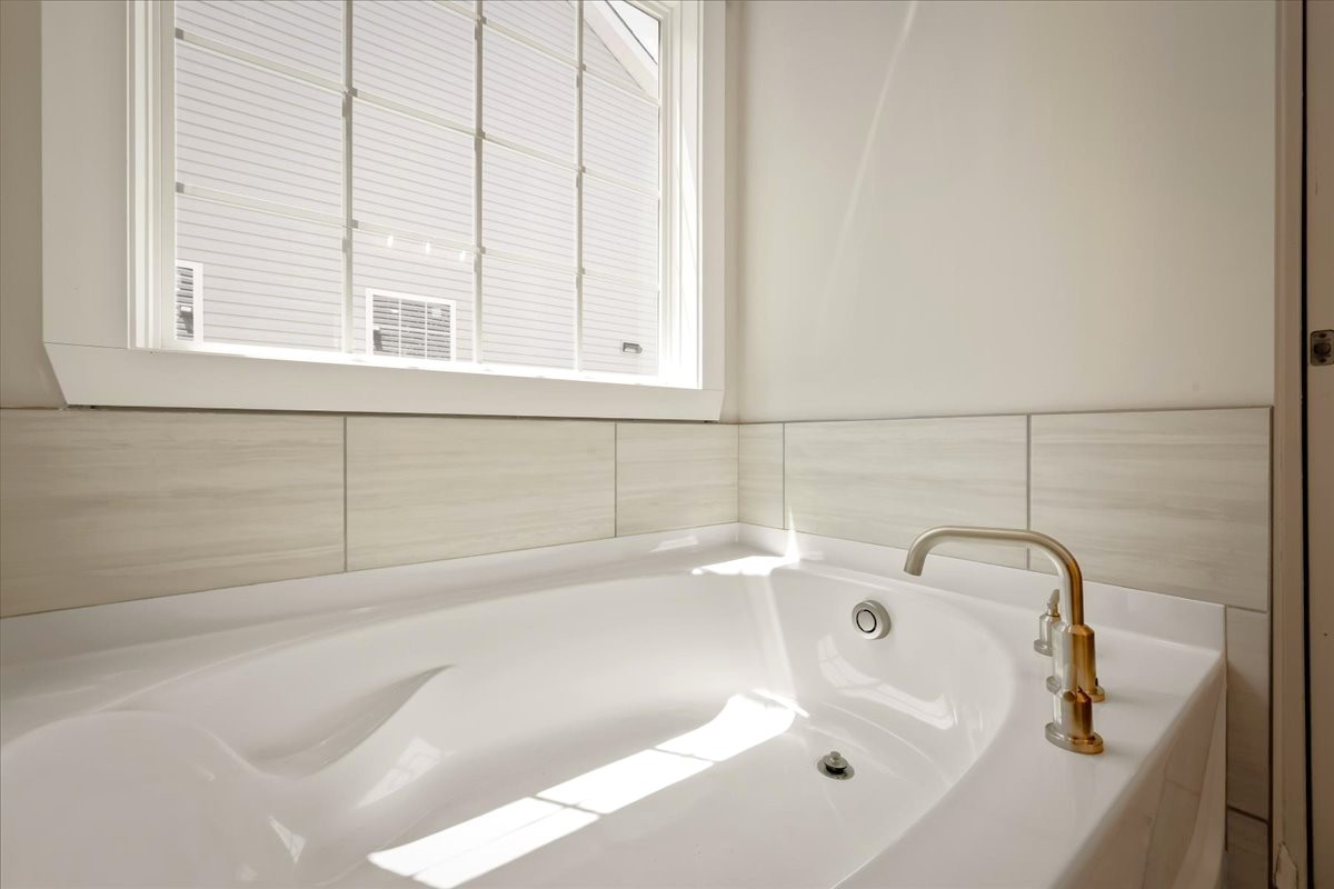 https://assets.windsorhomes.us/img/e_MG_lot51_Pembroke_elvB_1075_Fairhaven_Drive_exterior_primary_bath_tub.jpg