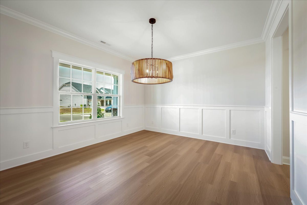 https://assets.windsorhomes.us/img/e_MG_lot52_Cotswold_F_1073_Fairhaven_Dr_dining.jpg
