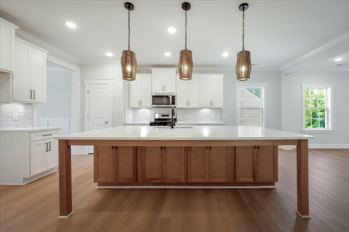 https://assets.windsorhomes.us/img/e_MG_lot52_Cotswold_F_1073_Fairhaven_Dr_kitchen_2.jpg