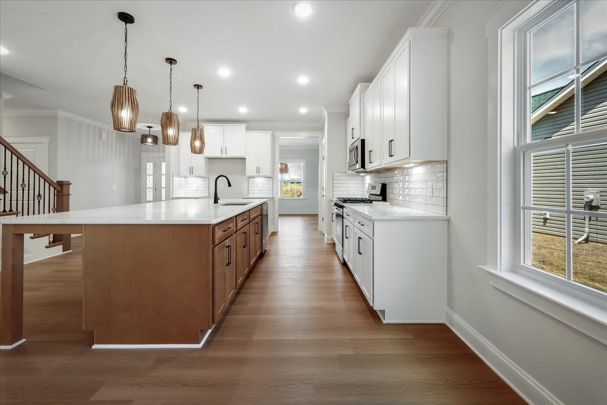 https://assets.windsorhomes.us/img/e_MG_lot52_Cotswold_F_1073_Fairhaven_Dr_kitchen_3.jpg