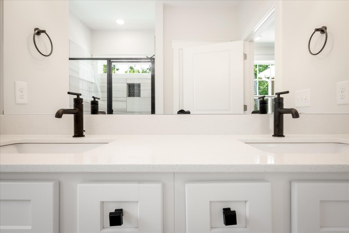 https://assets.windsorhomes.us/img/e_MG_lot52_Cotswold_F_1073_Fairhaven_Dr_primary_bath.jpg