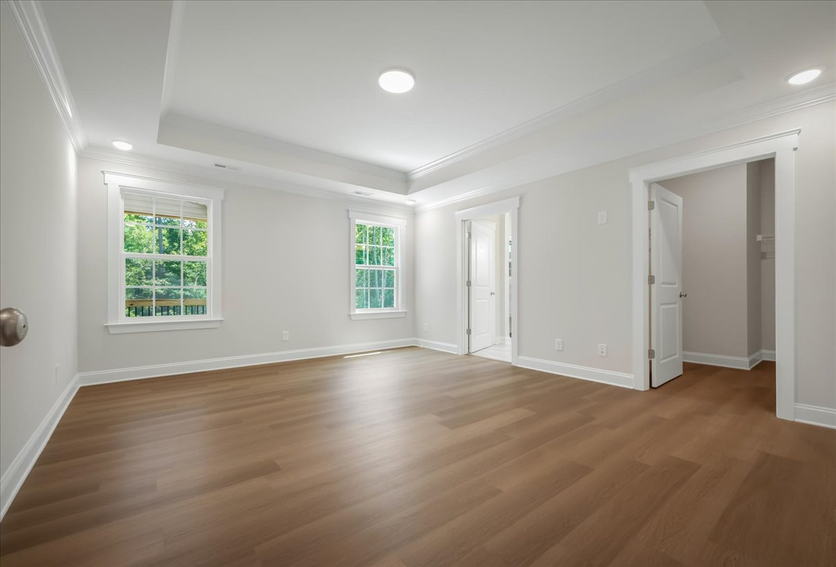 https://assets.windsorhomes.us/img/e_MG_lot52_Cotswold_F_1073_Fairhaven_Dr_primary_suite_2.jpg